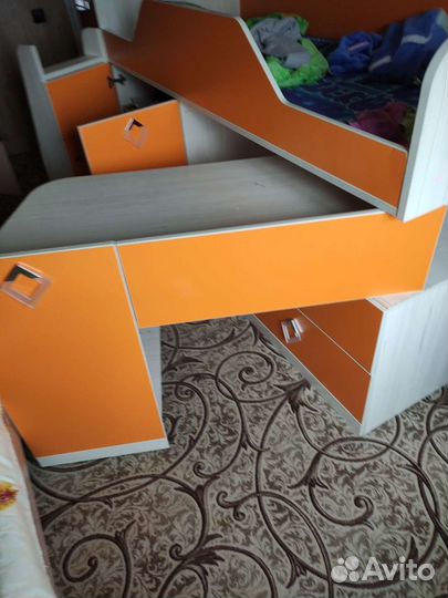 Детская кровать чердак со столом и шкафом