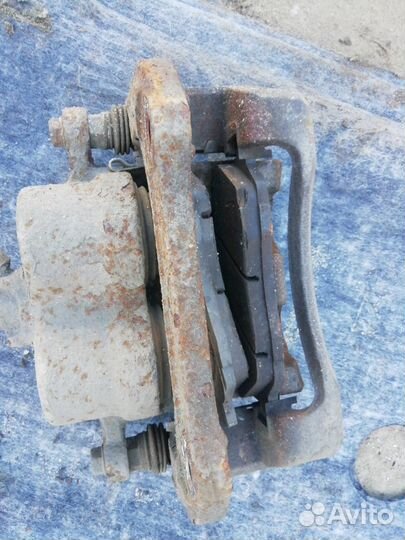 Суппорт тормозной передний левый хендай сантафе 2