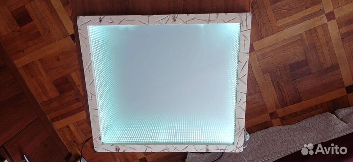 Бесконечное зеркало с белой подсветкой