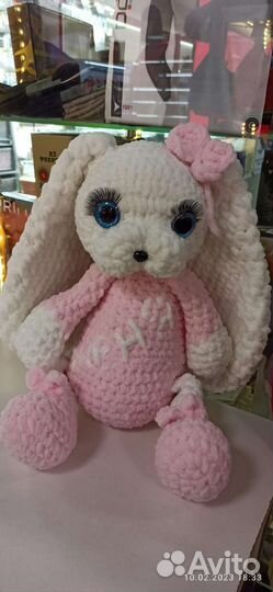 Плюшевый заяц вязаный