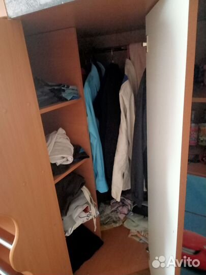 Детская кровать чердак со столом и шкафом