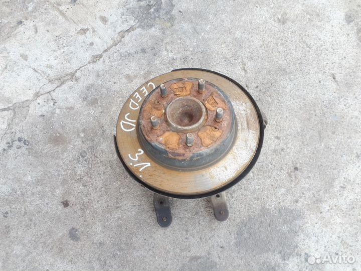 Кулак задний левый Kia Ceed