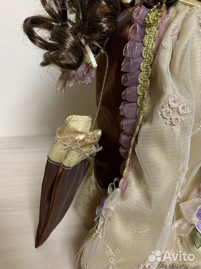 Кукла фарфоровая