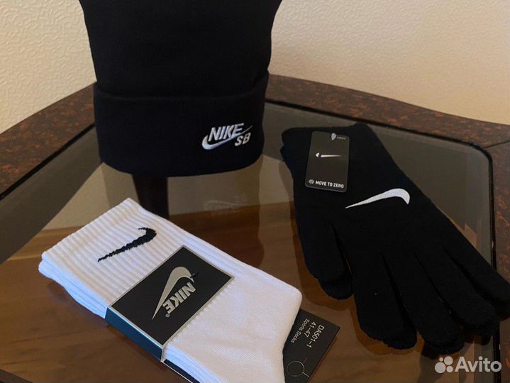 Черная шапка и черные перчатки nike