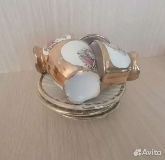 Кофейные чашки с блюдцами