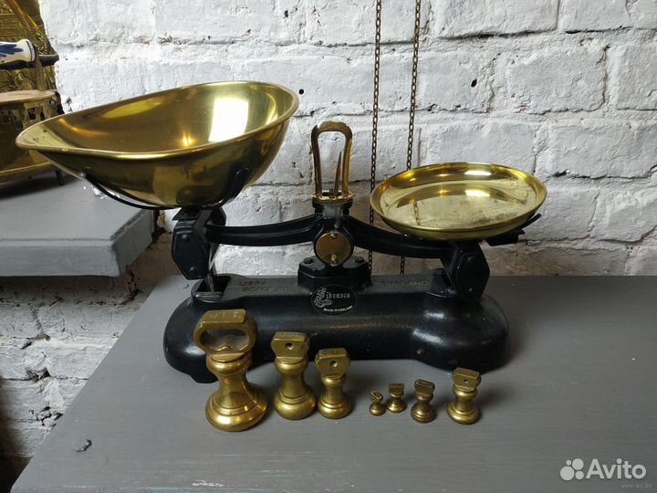 Винтажные кухонные весы, выполненные в ретро стиле