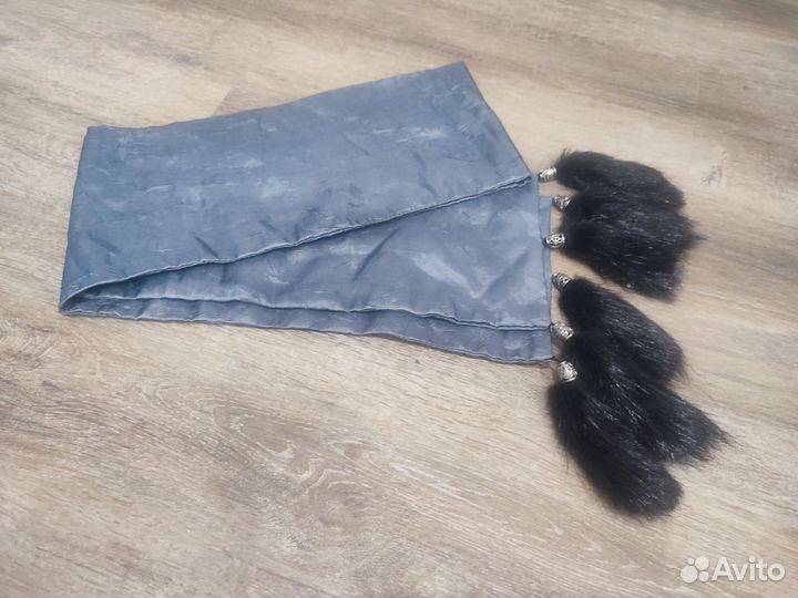 Шелковый шарф (кашне) с меховыми кисточками норка