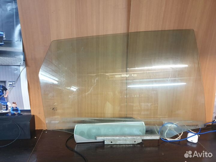 Стекло двери Pontiac vibe