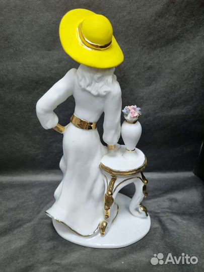 Статуэтка, фарфор. Высота 27 см