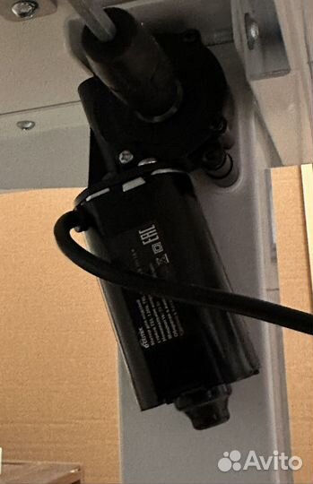 Компьютерный стол с подъемным механизмом