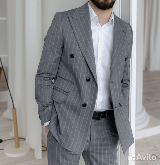 Двубортный костюм