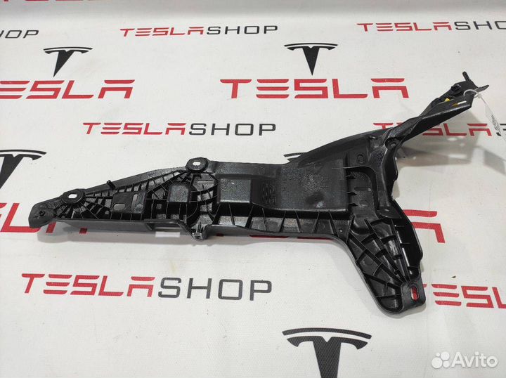 Кронштейн внутренний стойки C Tesla Model S 2015