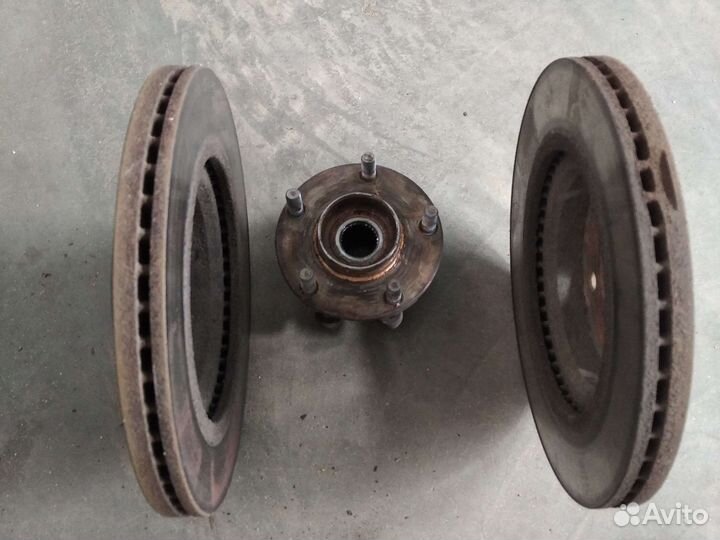 Передняя ступица и тормозные диски Ниссан тиана