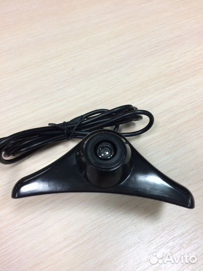 Передняя камера в логотип Toyota Land Cruser 2016