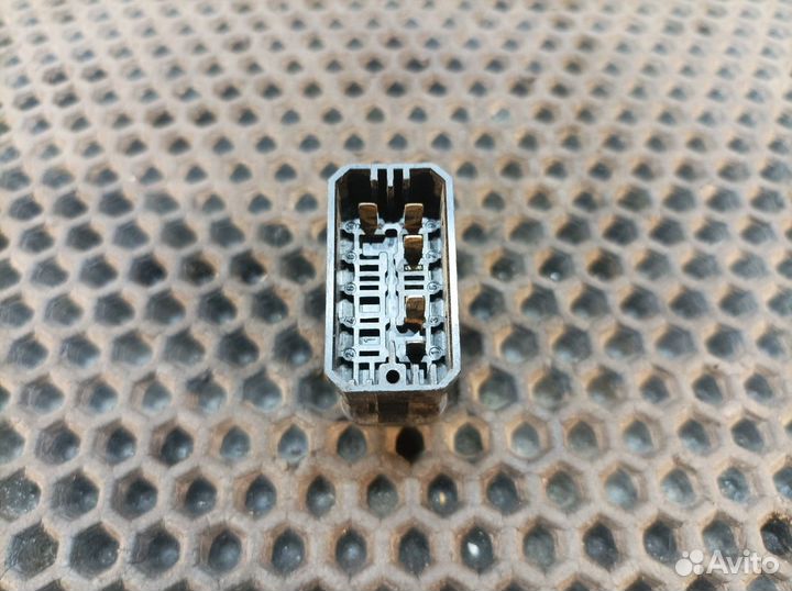 Кнопка переключения света в салоне