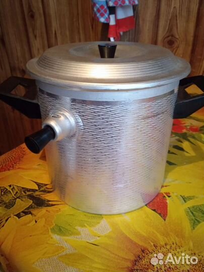 Кастрюля для кипячения молока со свистком