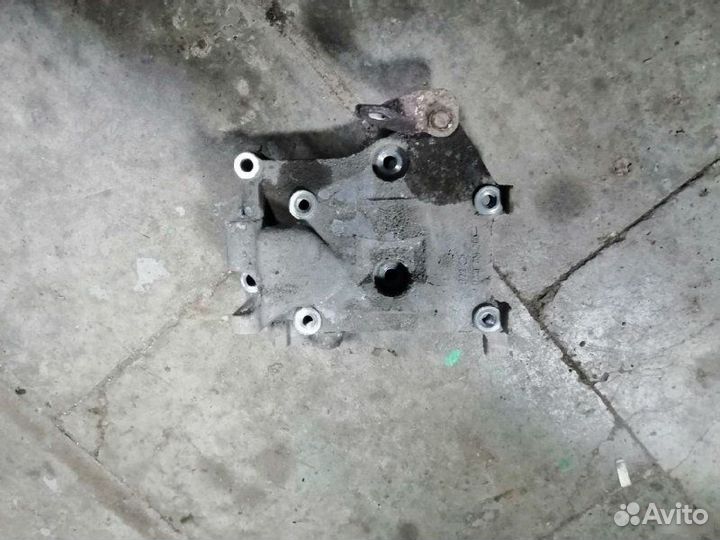 Кронштейн генератора Nissan Primera P12