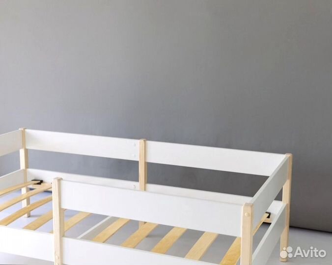 Детская кровать с защитным бортиком