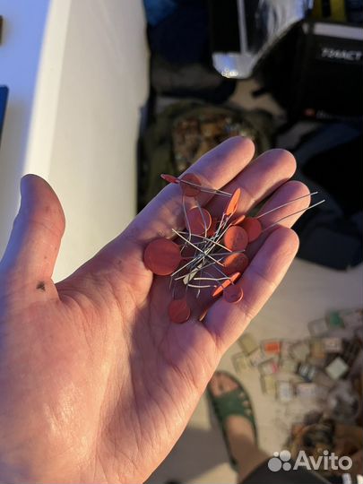 Красные флажки с плат с содержанием серебра