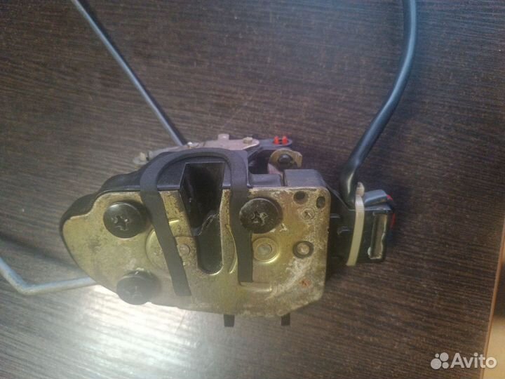 Замок передней левой двери kia shuma 1