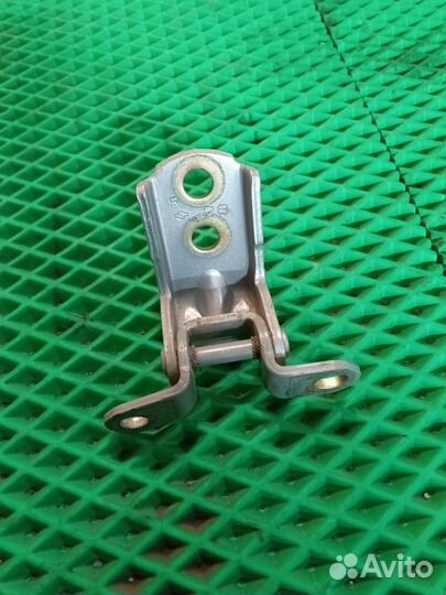 Петля задняя левая нижняя Nissan Maxima A33