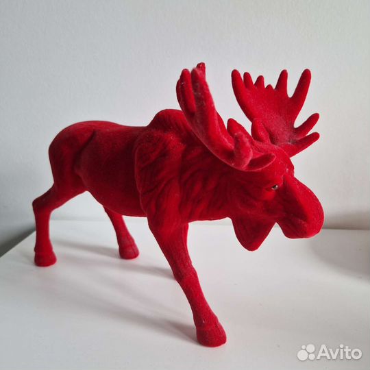 Фигурка лось бархатная красная настольная