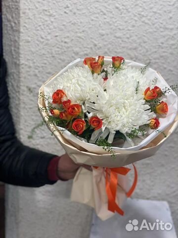 Букет из хризантемы и кустовой розы