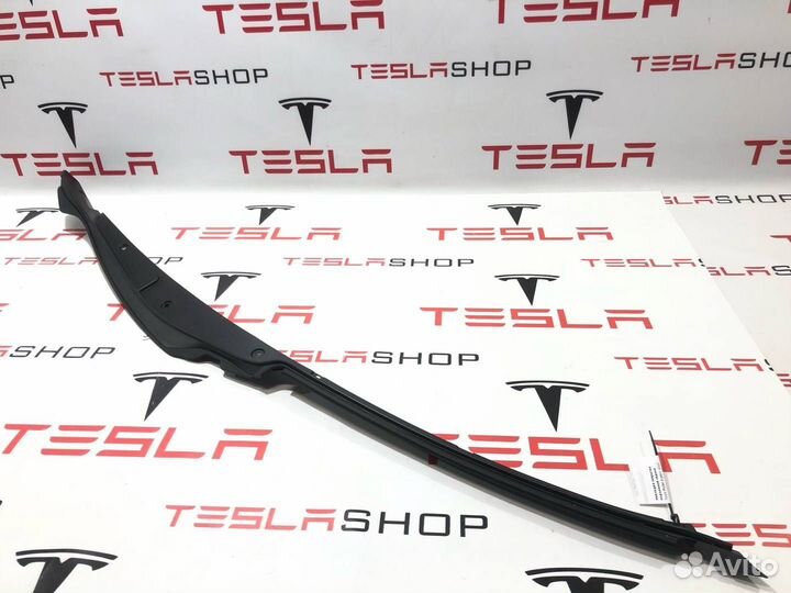 Накладка закрытия подъемной задней двери Tesla