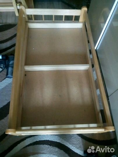 Кроватка с матрасом и маятником