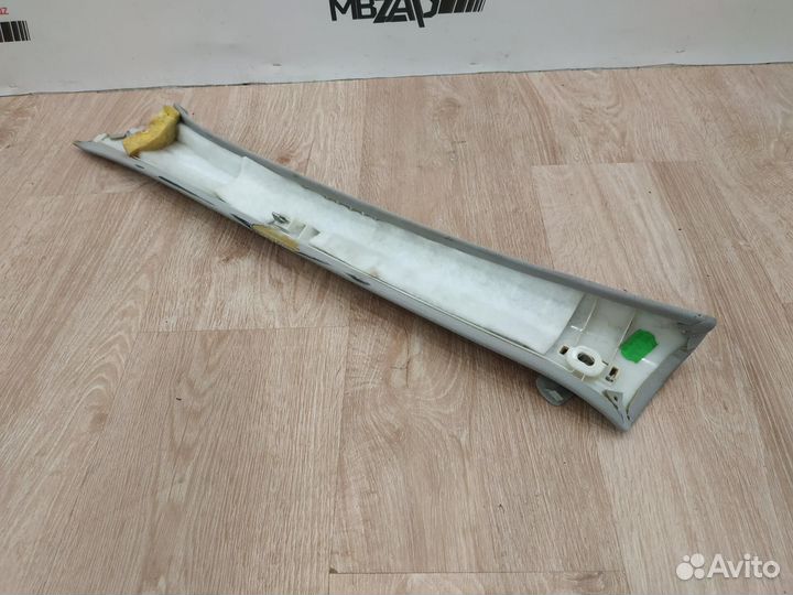 Обшивка передней правой стойки Mercedes W221