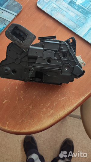 Замок передней правой двери volkswagen jetta 6