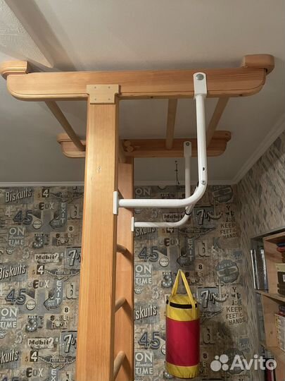 Шведская стенка деревянная с турником бу