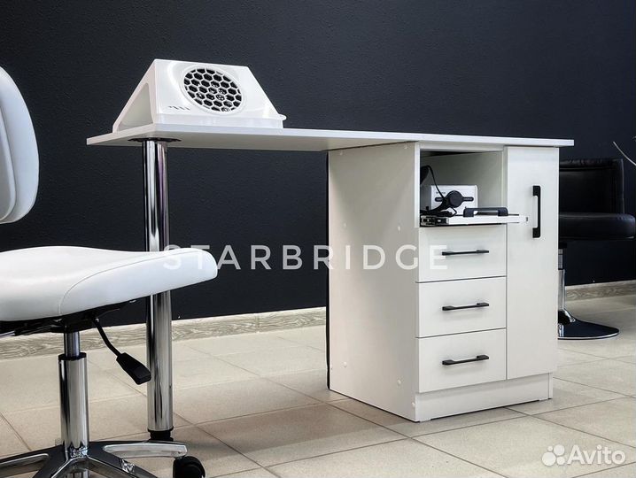 Маникюрный стол