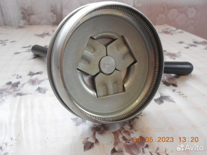 Закрутка для банок, закаточная ручная машинка