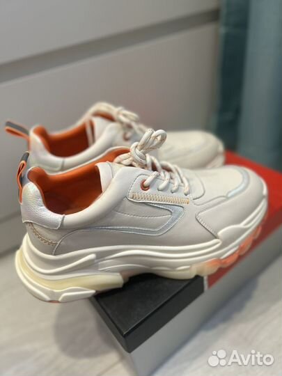 Новые женские кроссовки из натуральной кожи