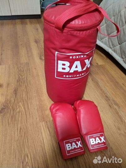 Боксерские перчатки и груша
