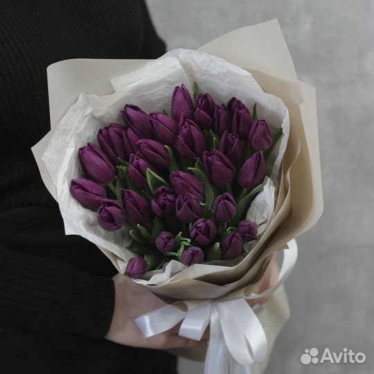 Фиолетовые тюльпаны в букете в оформлении