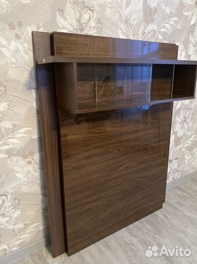 Полка настенная с панно крепится на стену