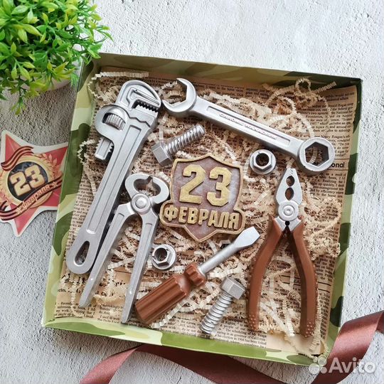 Подарок мужчине, шоколад, инструменты