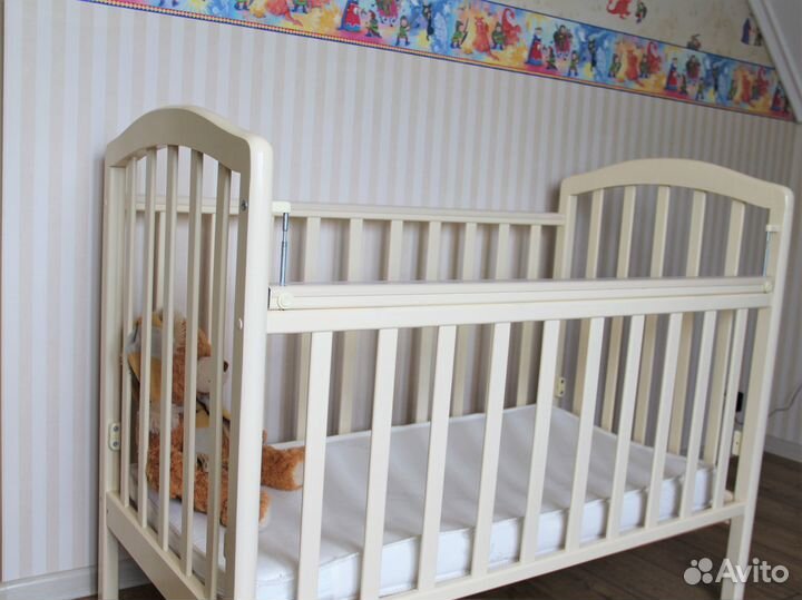 Детская кроватка с маятником