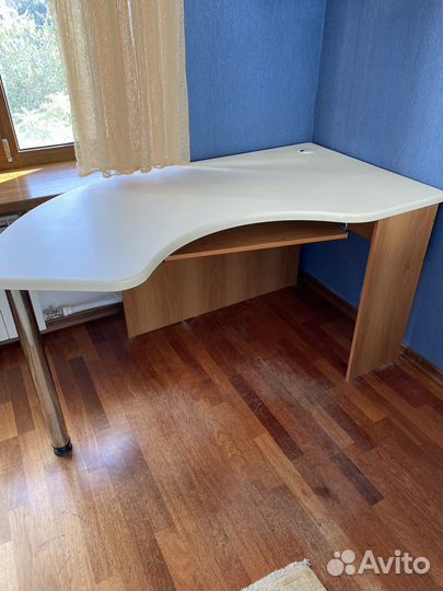 Угловой письменный стол