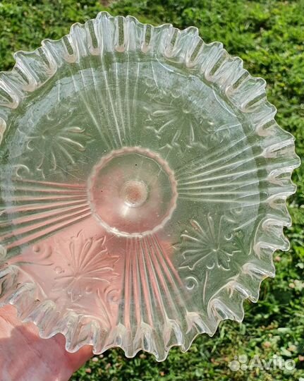 Вазы на ножке, зеленое, синее стекло, тарелочки