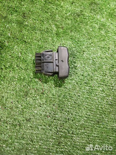 Кнопка центрального замка Renault Logan