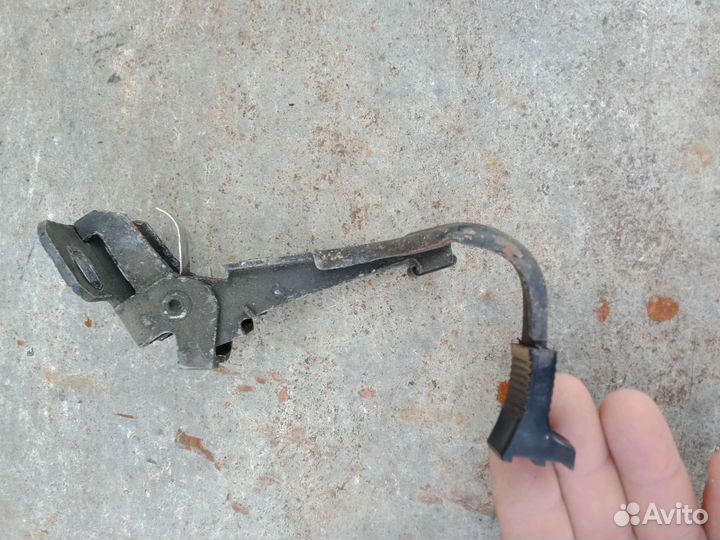 Крючок замка капота B4
