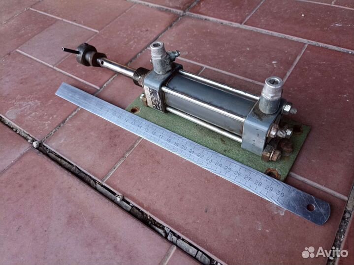 Пневмоцилиндр небольшой