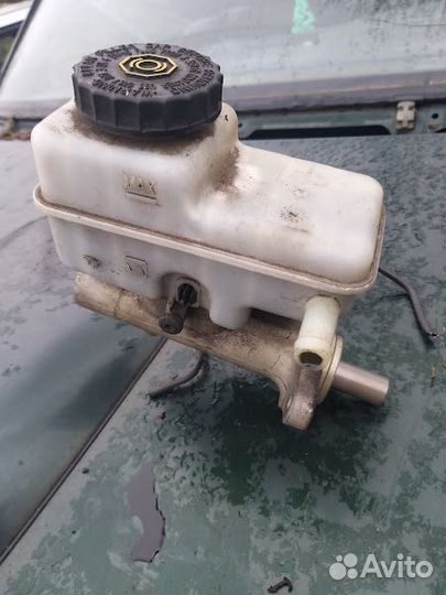 Главный тормозной цилиндр с бачком navara