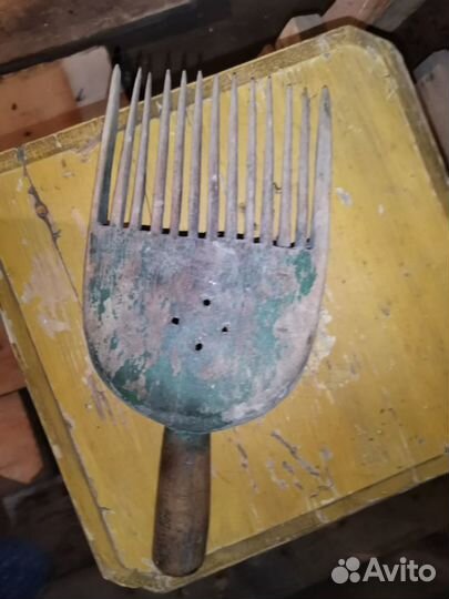 Старинная деревянная грабилка для сбора ягод