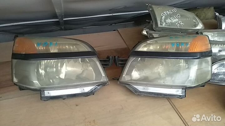 Фара Toyota Voxy AZR60 2002 года из Японии