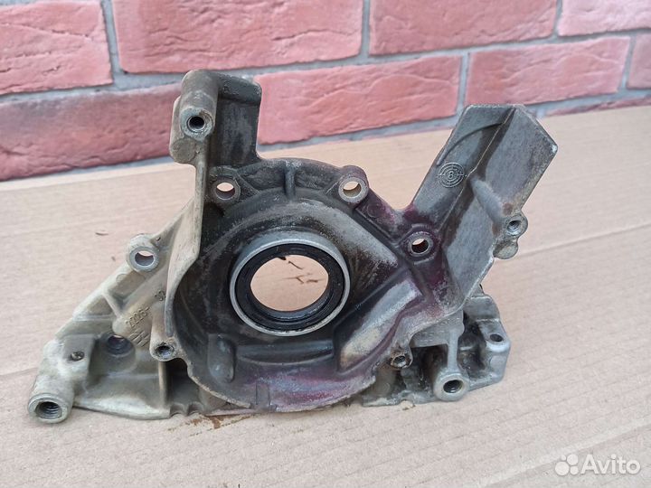 Крышка двигателя на VW Jetta 5