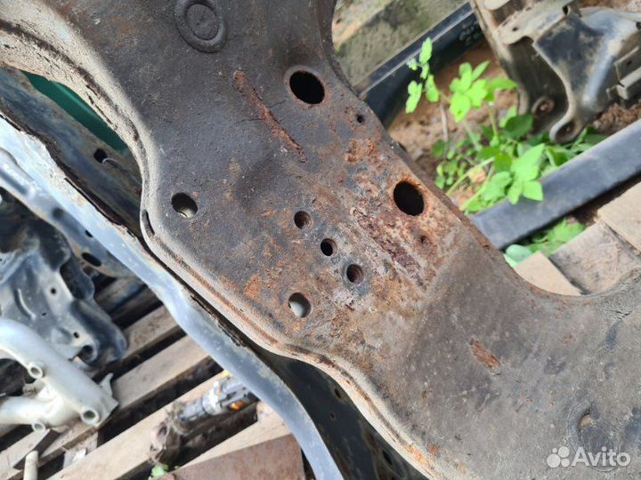 Подрамник передний Toyota Avensis T220 1999